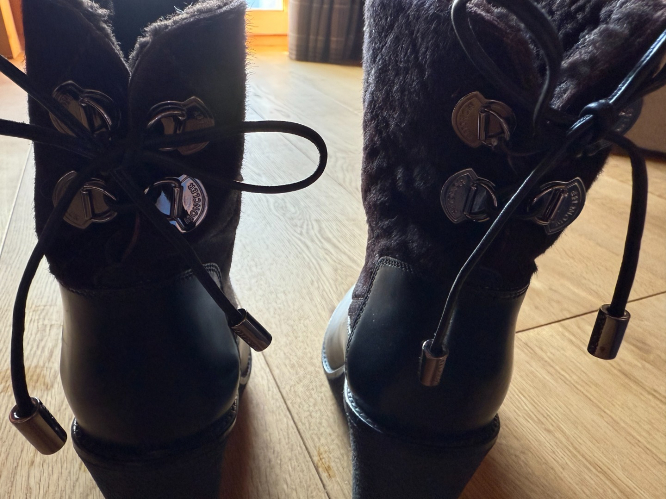 Moncler Mit Shearling gefütterte Keilstiefeletten aus Kalbsleder!