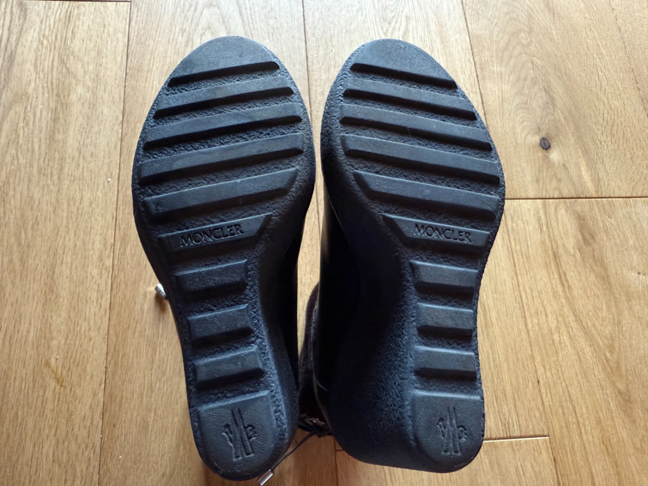 Moncler Mit Shearling gefütterte Keilstiefeletten aus Kalbsleder!