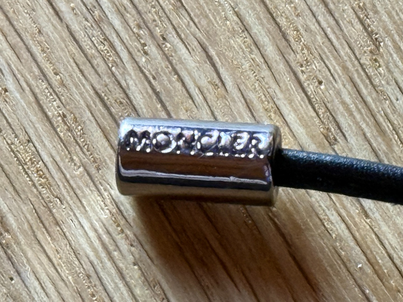 Moncler Mit Shearling gefütterte Keilstiefeletten aus Kalbsleder!