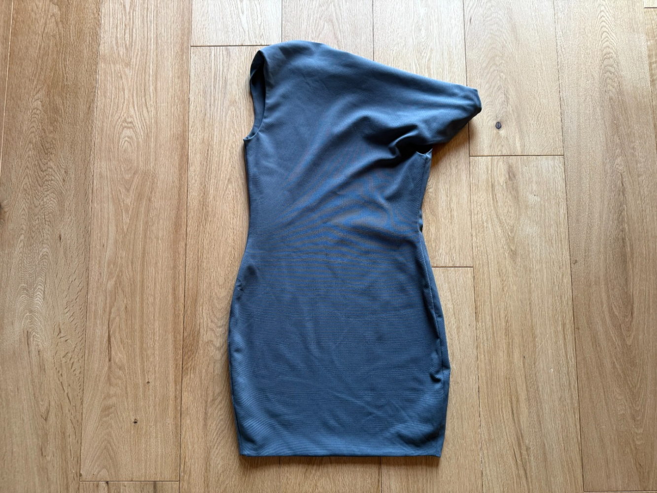 Balenciaga Minirobe en tricot à épaules courtes iconique !