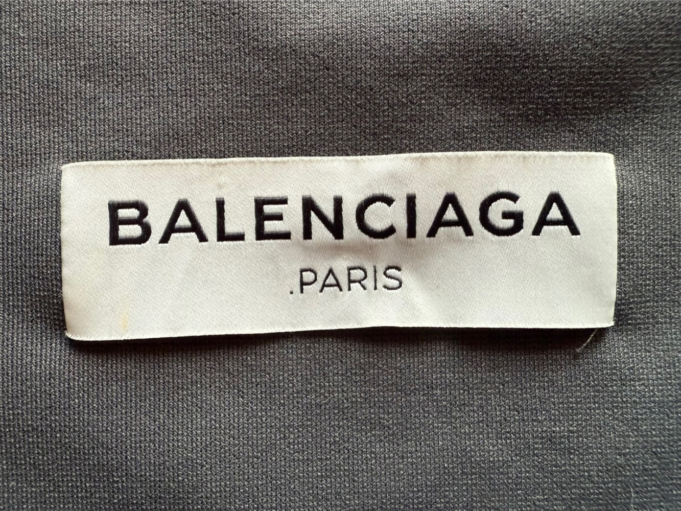 Balenciaga Minirobe en tricot à épaules courtes iconique !