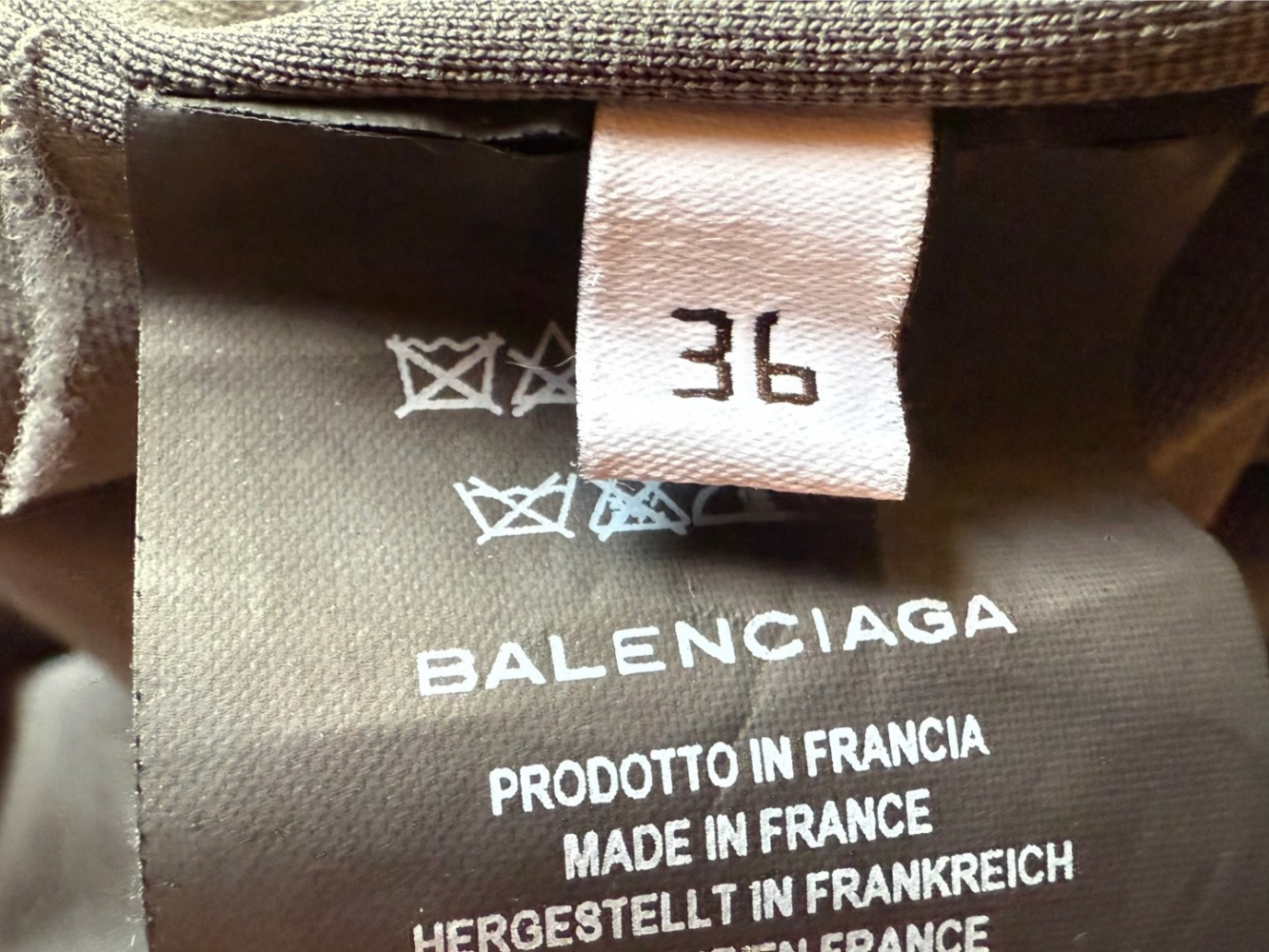 Balenciaga Minirobe en tricot à épaules courtes iconique !