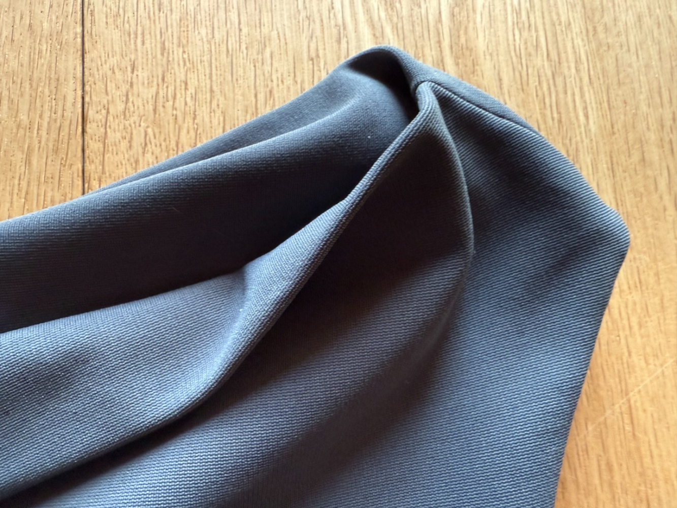 Balenciaga Minirobe en tricot à épaules courtes iconique !