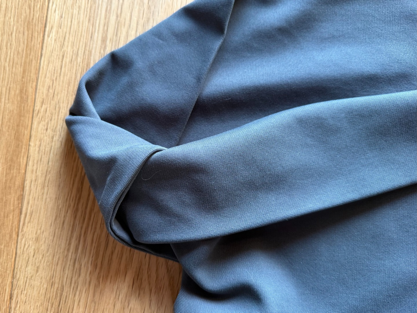 Balenciaga Minirobe en tricot à épaules courtes iconique !