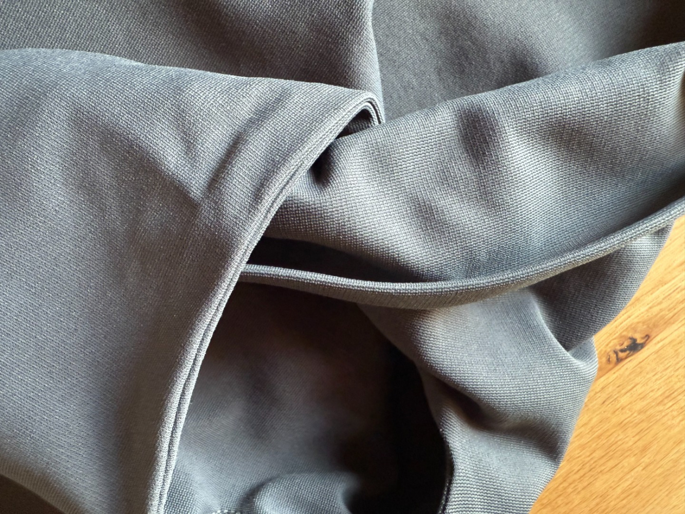 Balenciaga Minirobe en tricot à épaules courtes iconique !