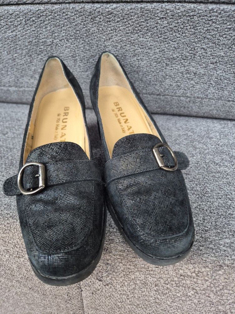 Brunate Pumps mit breitem Absatz
