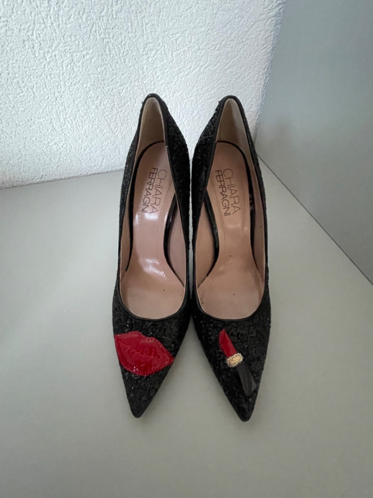 Chiara Ferragni Glittery kisses