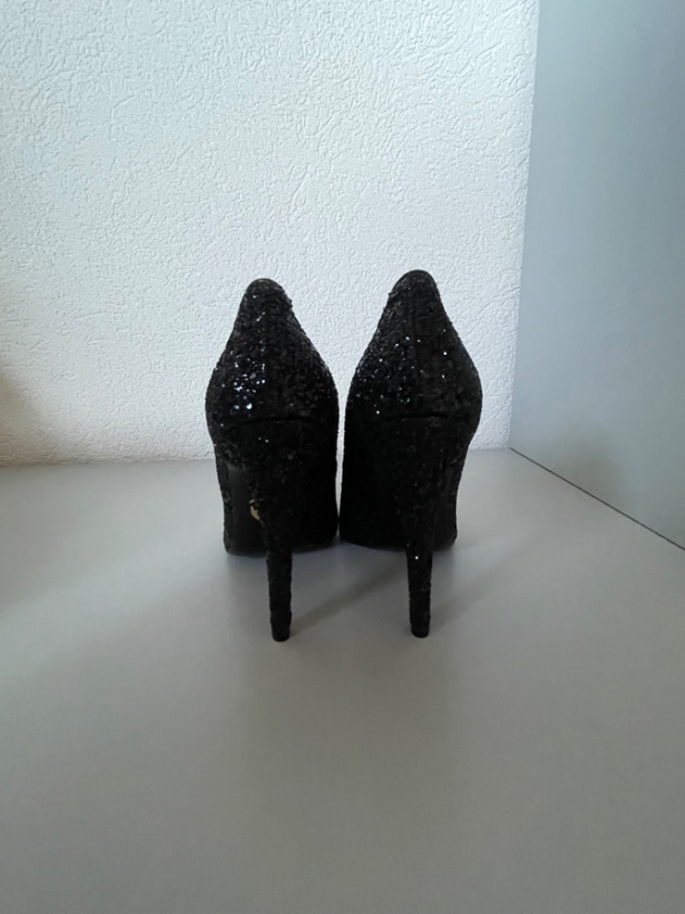 Chiara Ferragni Glittery kisses