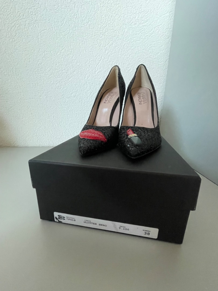 Chiara Ferragni Glittery kisses