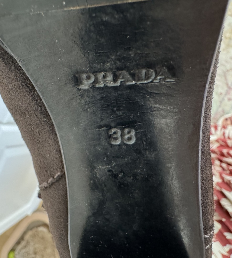 Prada Stiefel aus braunem Wildleder