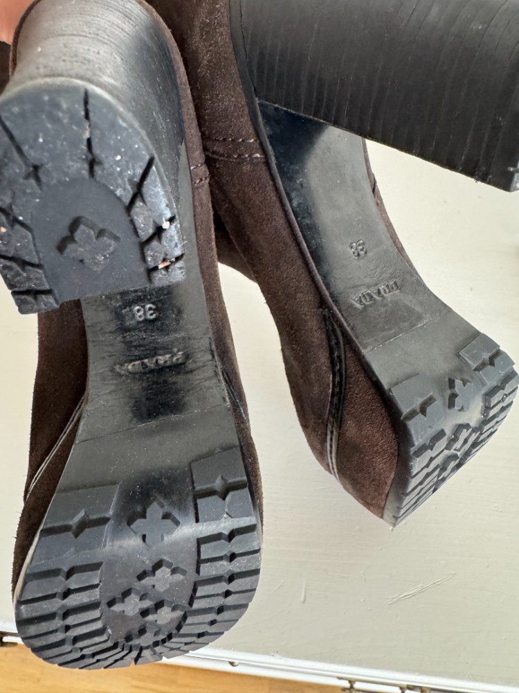 Prada Stiefel aus braunem Wildleder