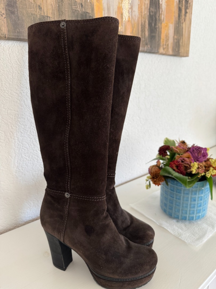 Prada Stiefel aus braunem Wildleder