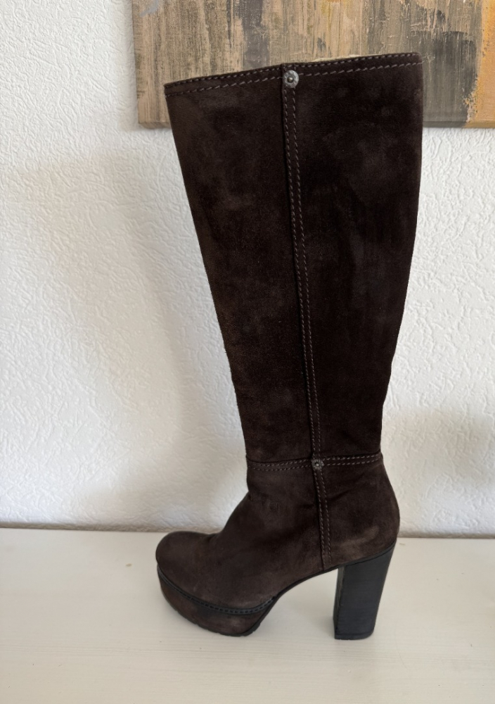 Prada Stiefel aus braunem Wildleder