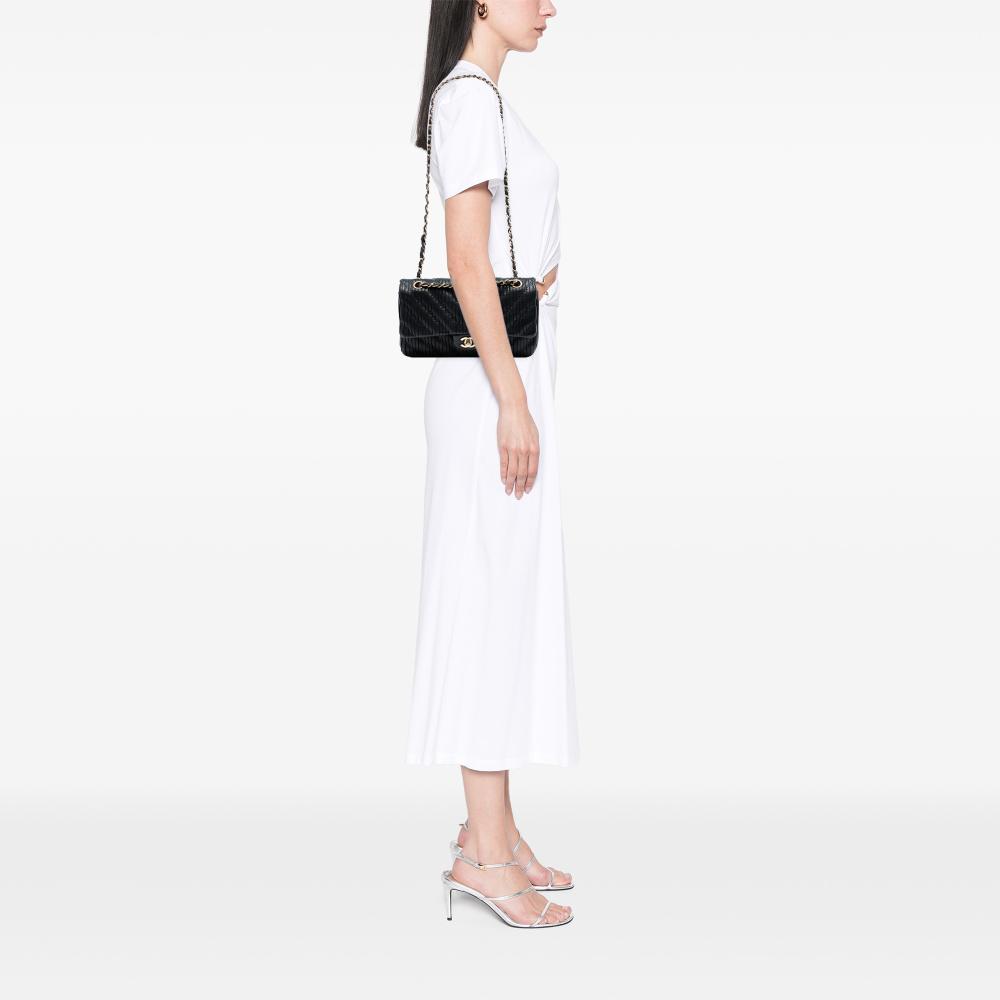 Chanel B Chanel Black Calf Leather Medium Classic Chevron skin Pleated Double Flap France