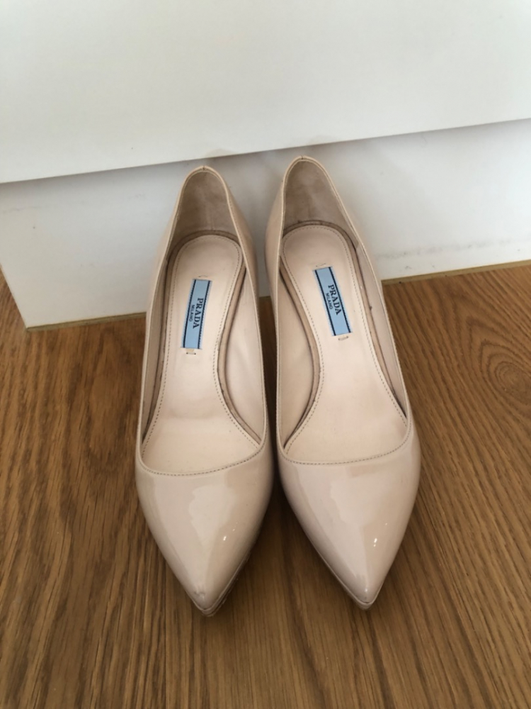 Prada Talon en cuir verni beige