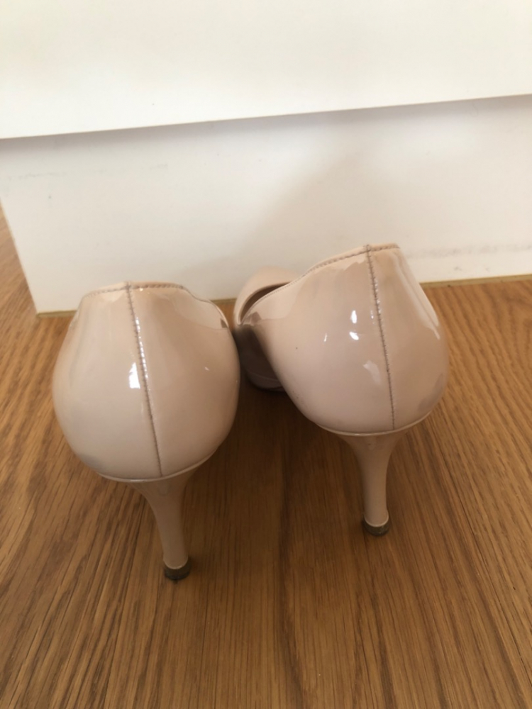 Prada Talon en cuir verni beige