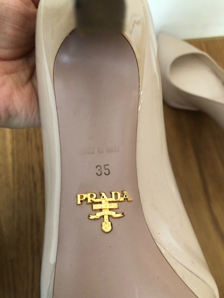 Prada Talon en cuir verni beige