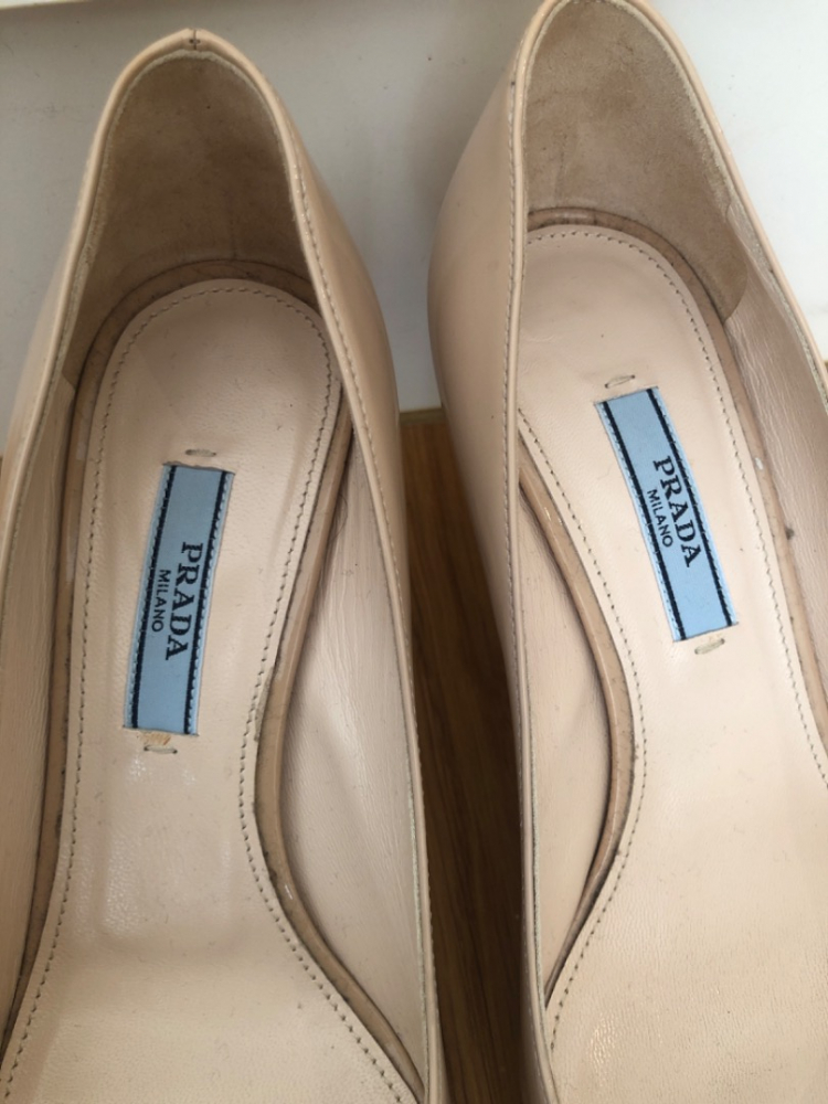 Prada Talon en cuir verni beige