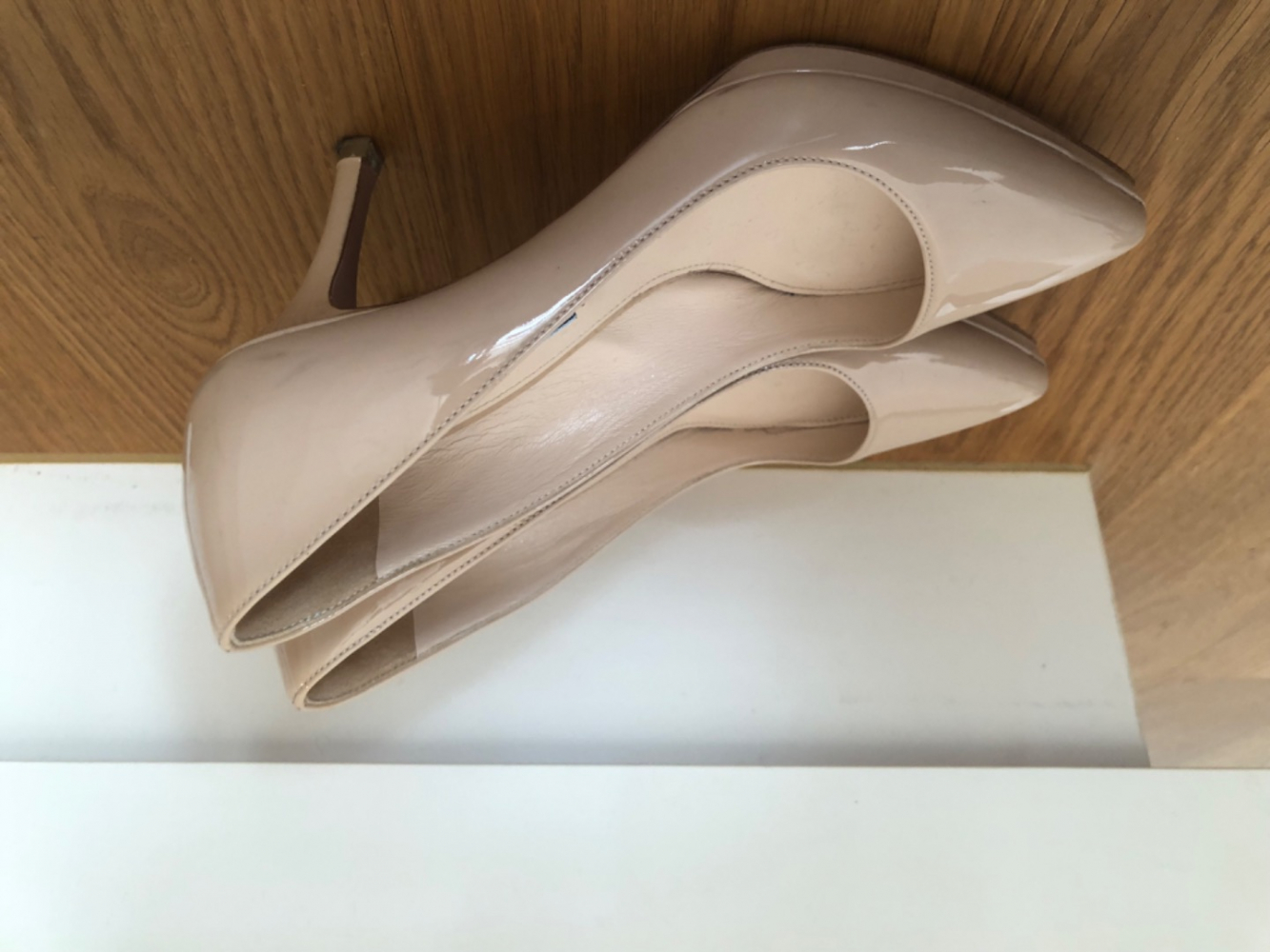 Prada Talon en cuir verni beige