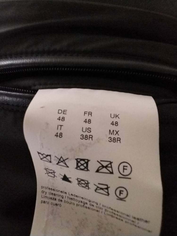 Hugo Boss TRÈS LISSE BLOUSON en cuir d'agneau de Hugo Boss.