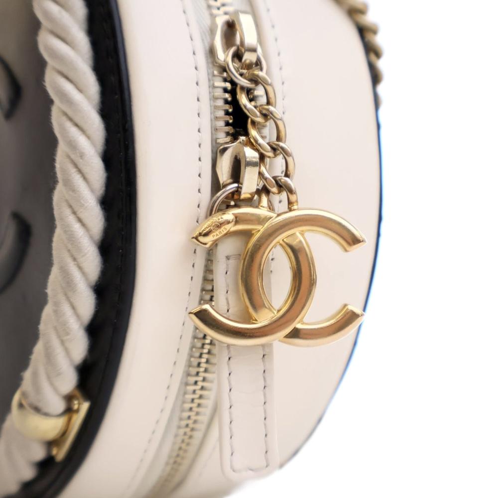 Chanel AB Chanel Black with White Ivory Calf Leather Crumpled skin En Vogue Round Bag France