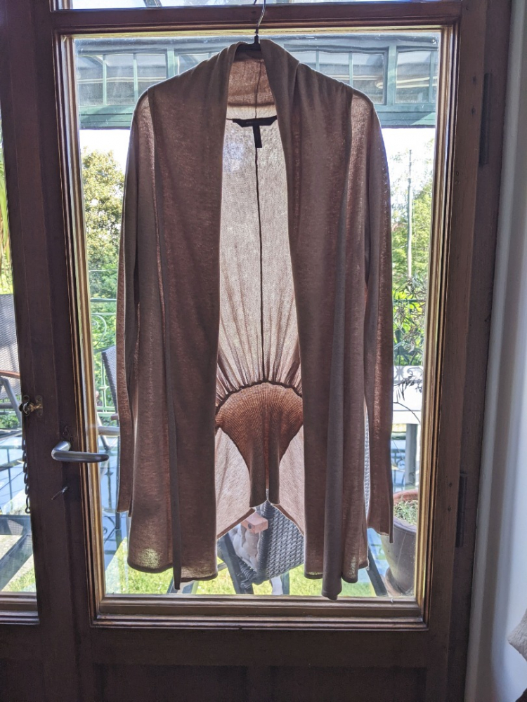 BCBG Max Azria Feiner Cardigan aus Seidenstrick S