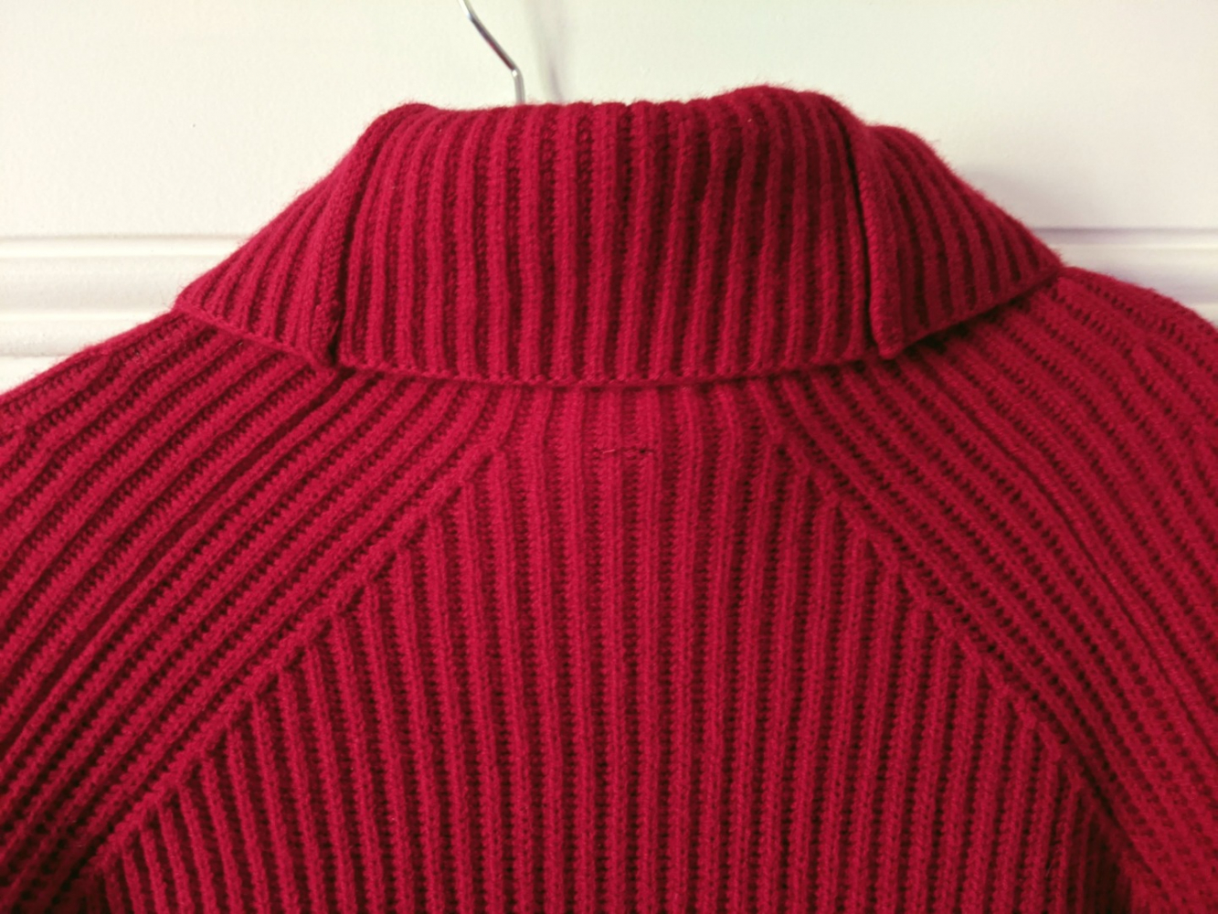 Rundholz Strickjacke in tiefem Rot aus 100% Schurwolle TU