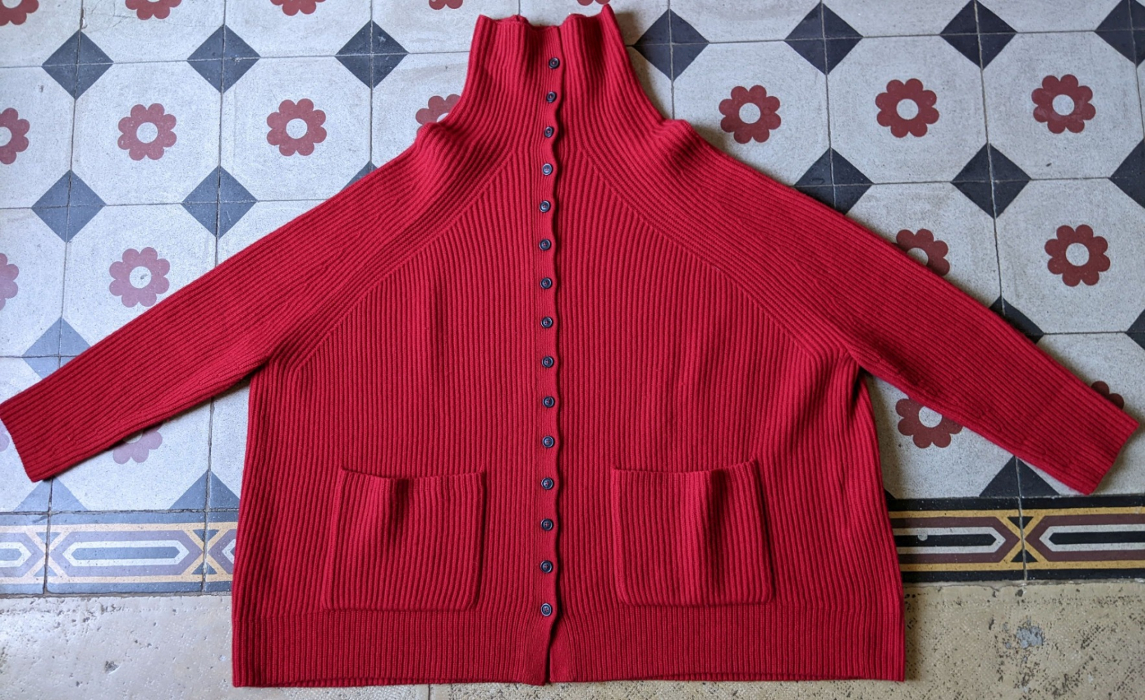 Rundholz Strickjacke in tiefem Rot aus 100% Schurwolle TU