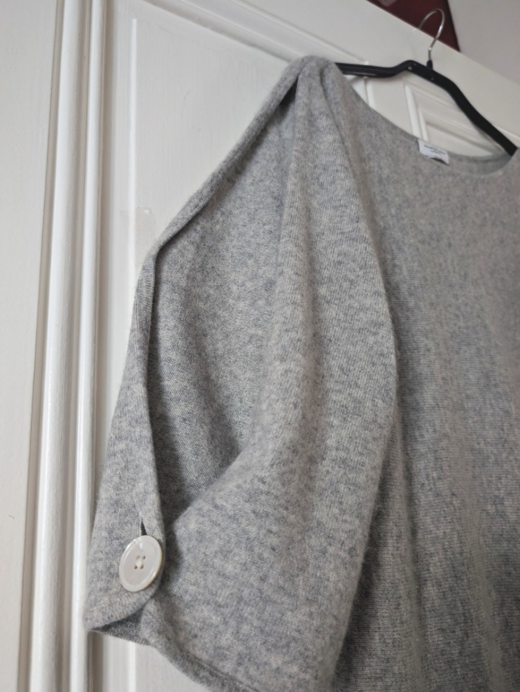 Club Monaco 100% cashmere sweater with original M sleeves