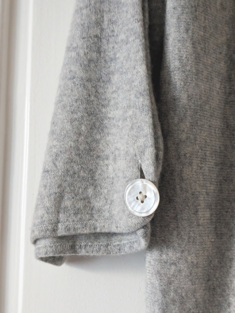 Club Monaco 100% cashmere sweater with original M sleeves