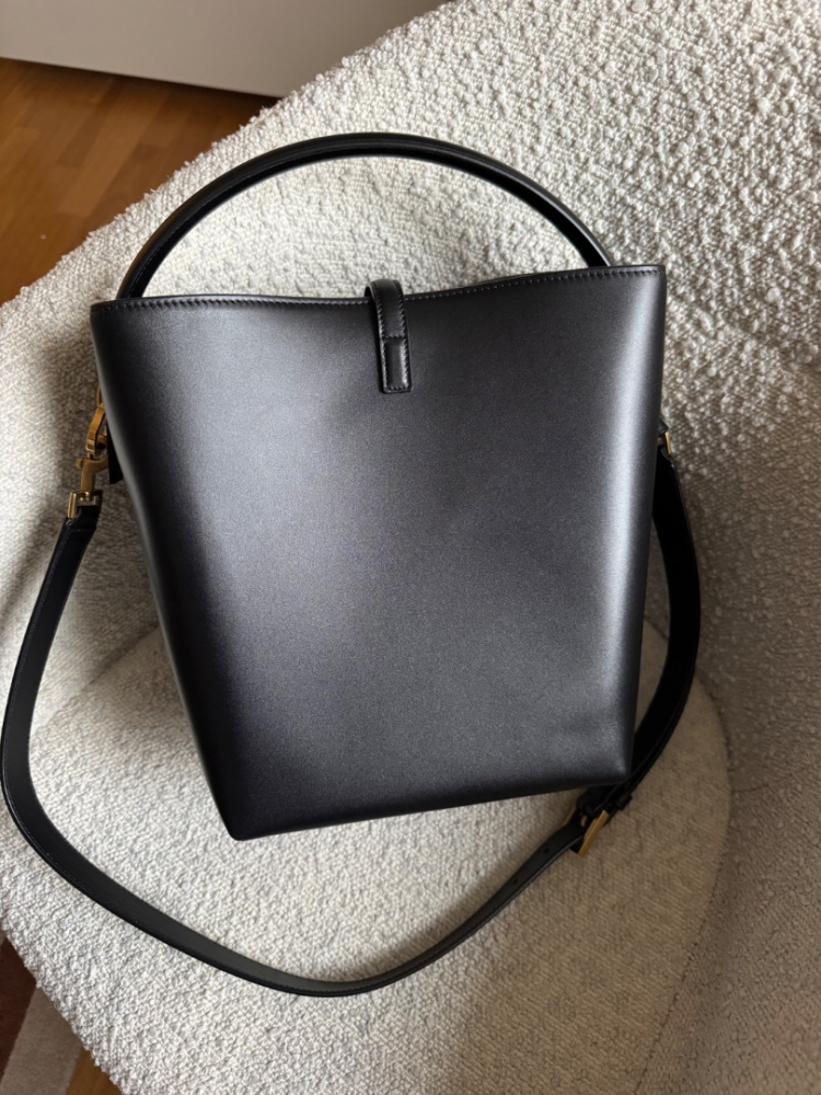 Saint Laurent LE 37 IN GLÄNZENDEM LEDER