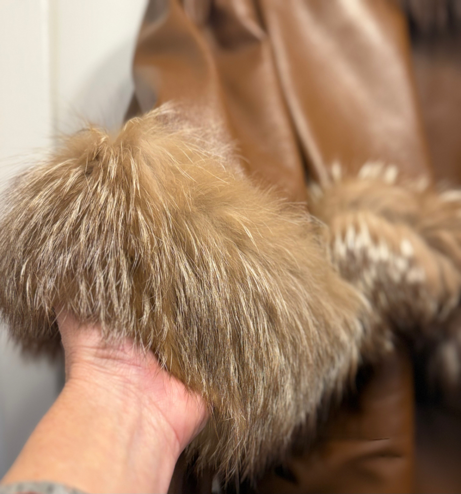 Benjamin Fourrures Leder und Fuchspelz