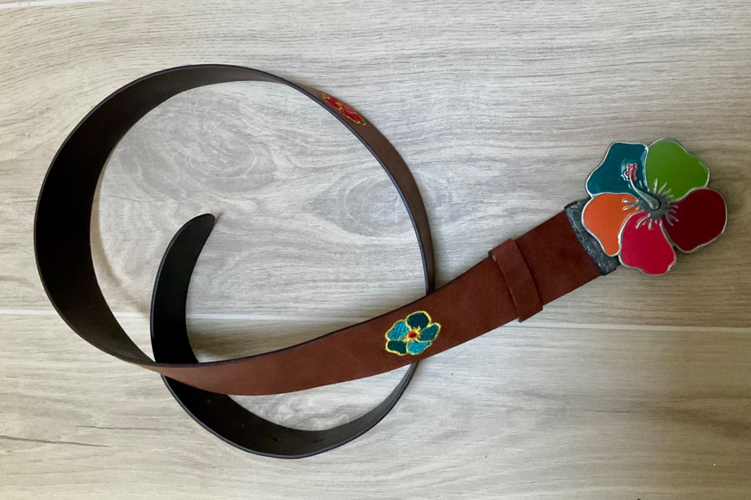 Desigual Gürtel mit Hibiskus-Muster