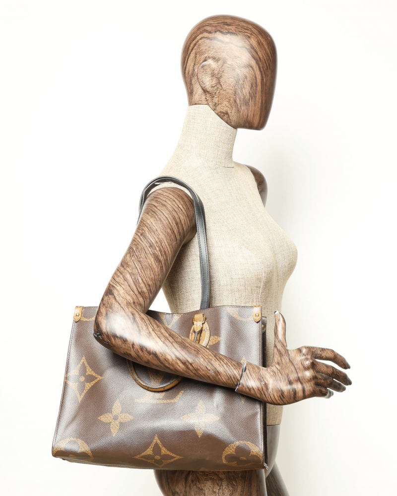 Louis Vuitton Monogram Giant Reverse Onthego MM Tote Bag