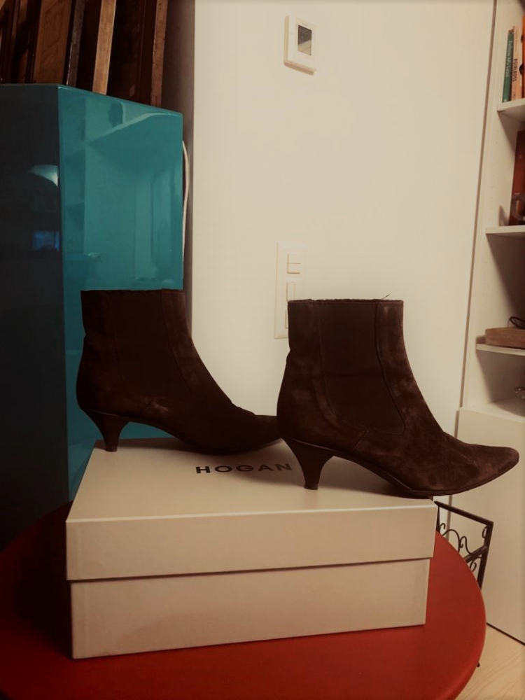 Hogan Chelsea Ankle Boots Suede Side Gusset Pointed Toe