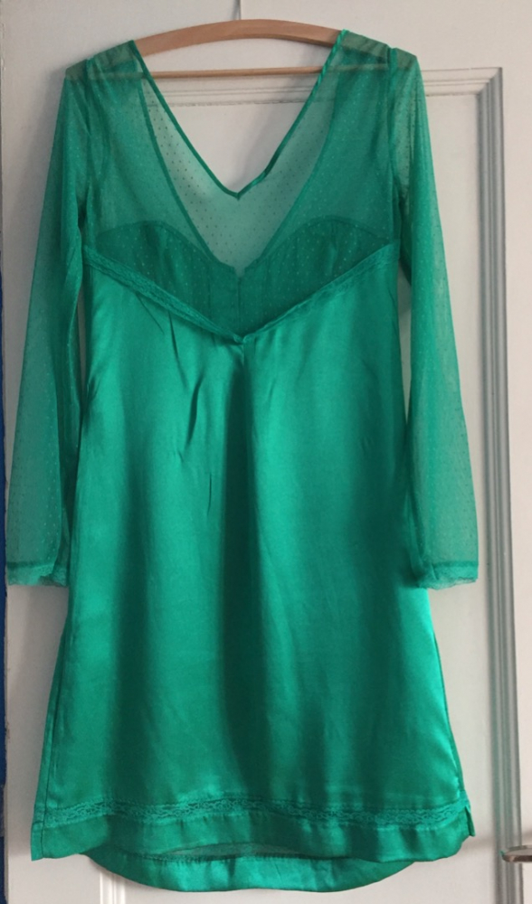 Zadig & Voltaire robe soie verte, manches longues voile transparent, petits boutons sur décolleté