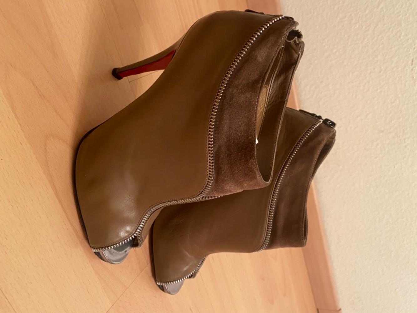 Christian Louboutin Bottes à la cheville Col Zippe