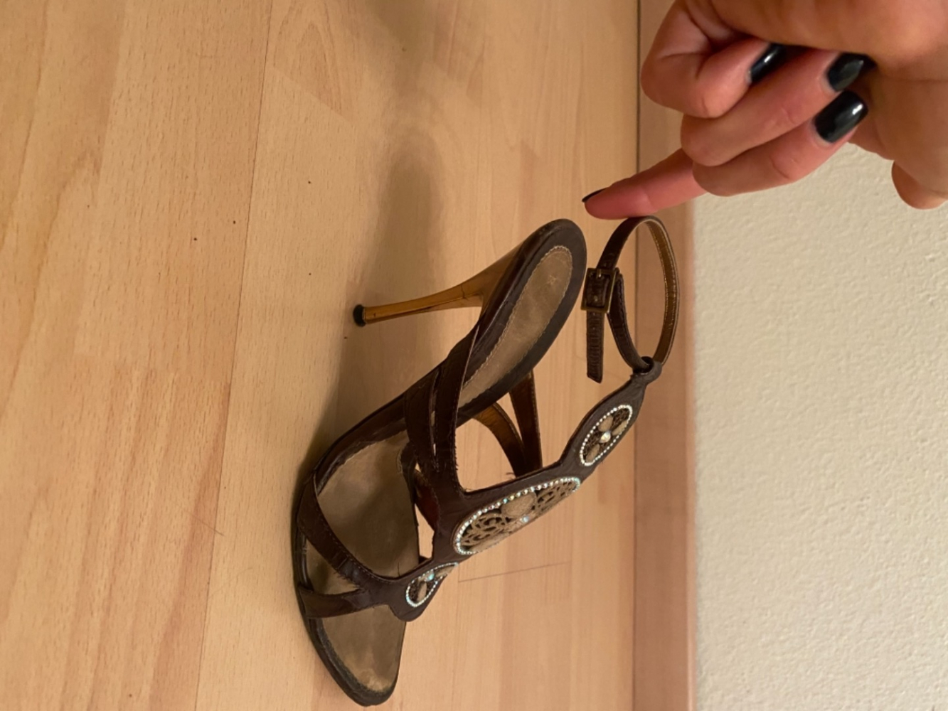 Baldinini Riemchensandalen aus braunem Leder mit Swarovski-Kristall verziert