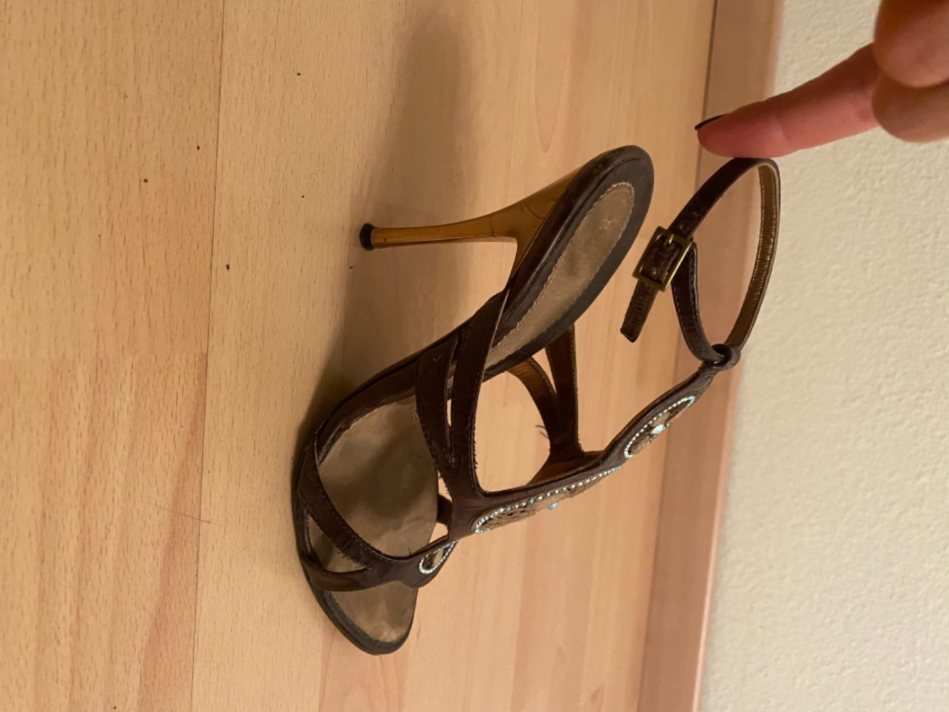 Baldinini Riemchensandalen aus braunem Leder mit Swarovski-Kristall verziert