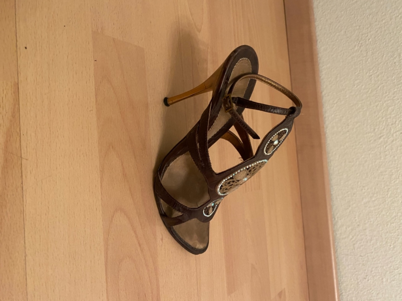 Baldinini Riemchensandalen aus braunem Leder mit Swarovski-Kristall verziert