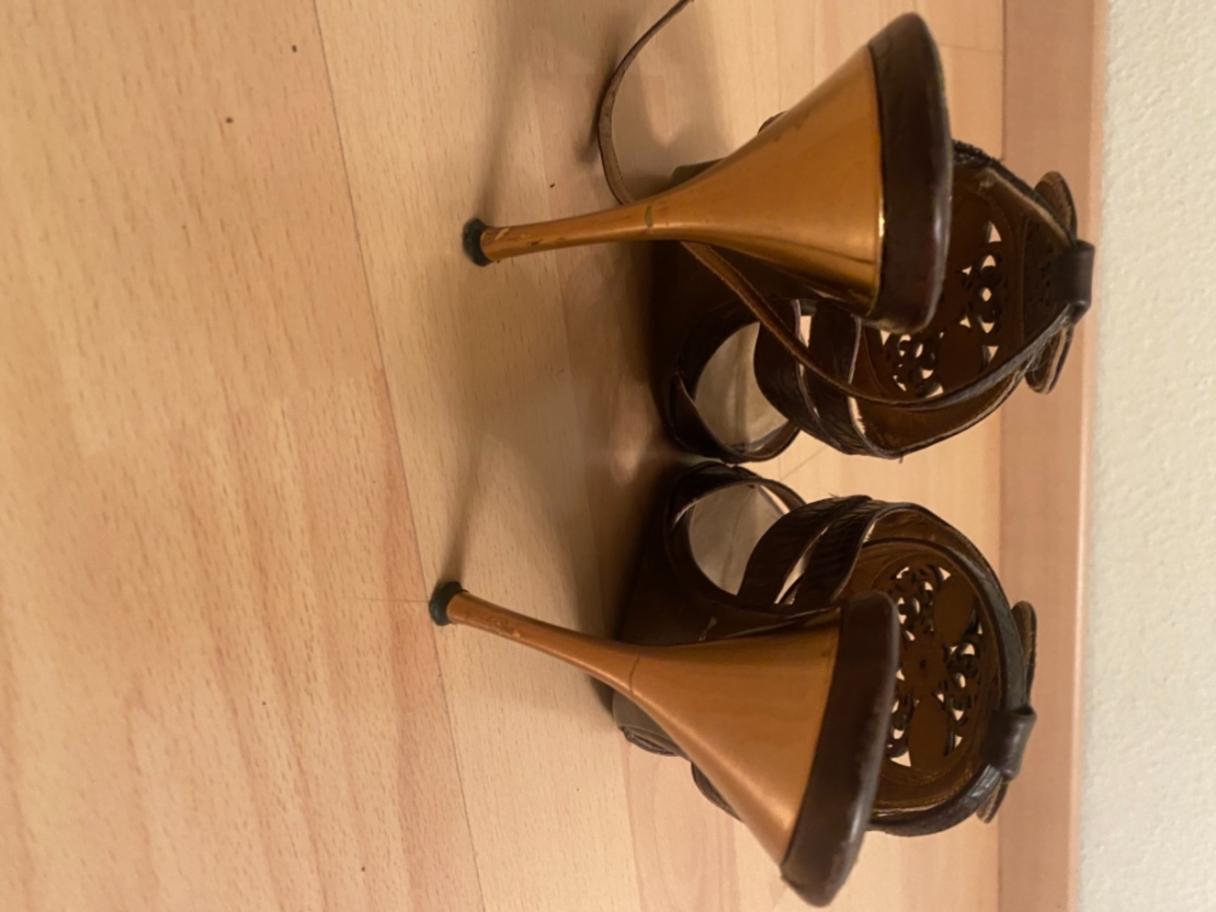 Baldinini Riemchensandalen aus braunem Leder mit Swarovski-Kristall verziert