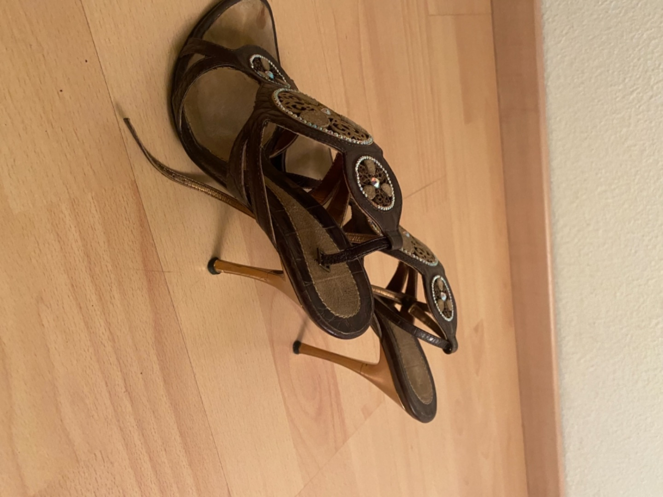 Baldinini Riemchensandalen aus braunem Leder mit Swarovski-Kristall verziert