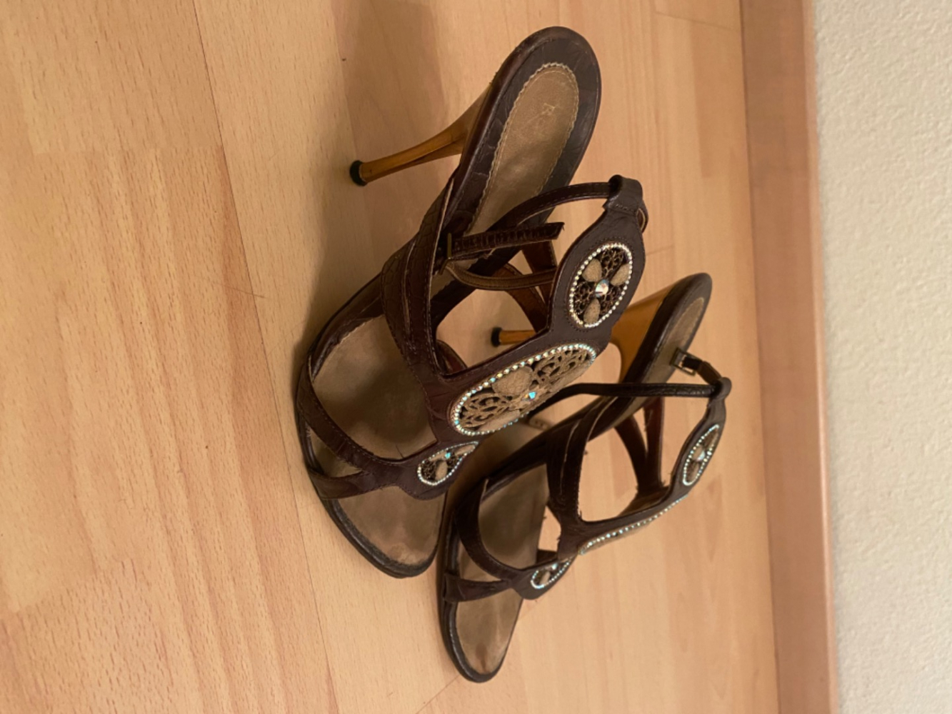 Baldinini Riemchensandalen aus braunem Leder mit Swarovski-Kristall verziert