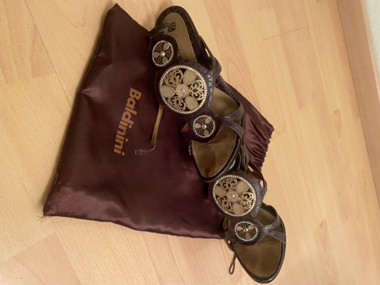 Baldinini Riemchensandalen aus braunem Leder mit Swarovski-Kristall verziert