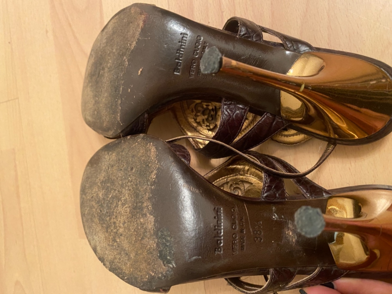 Baldinini Riemchensandalen aus braunem Leder mit Swarovski-Kristall verziert