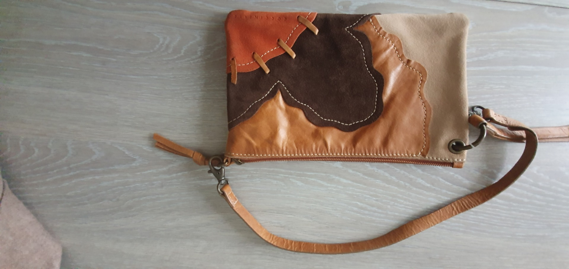 Coccinelle pochette en cuir et daim