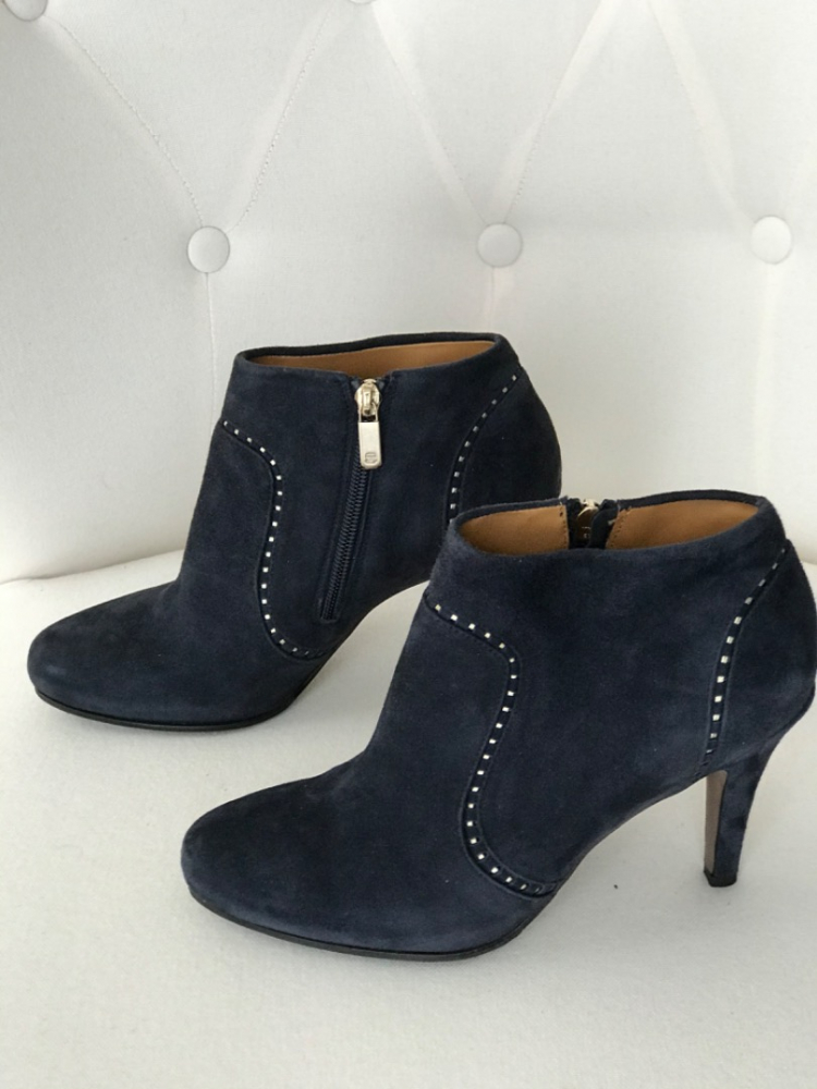 Navyboot Stiefel mit Absatz und goldenen Details