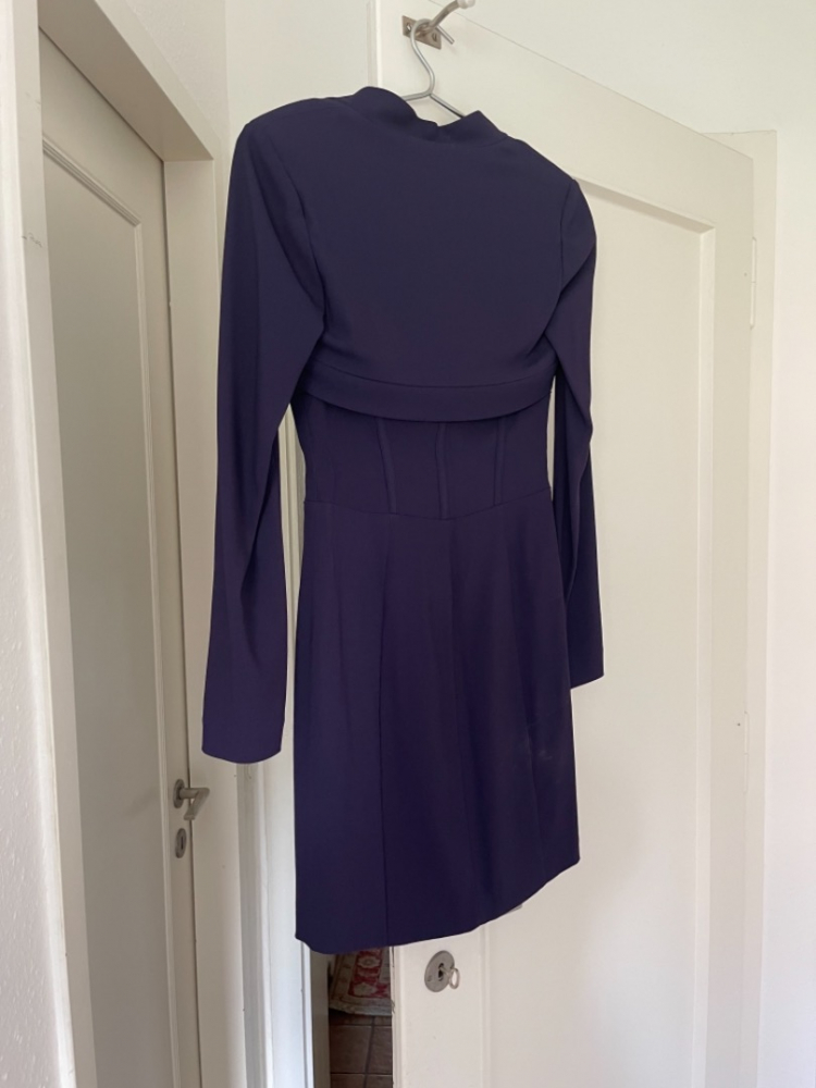 Alysi Kleiderset mit seiner kleinen Jacke