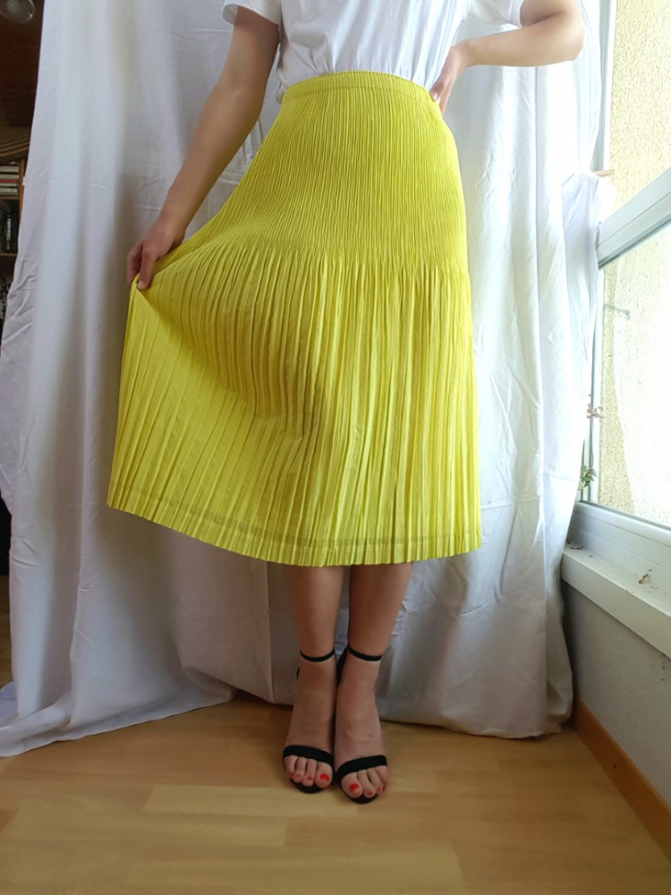 Issey Miyake Yellow pleated skirt if95-fg202