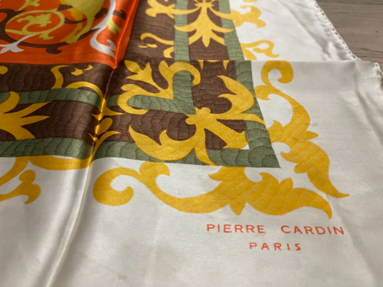 Pierre Cardin Echarpe en sergé de soie Dragon Exotique